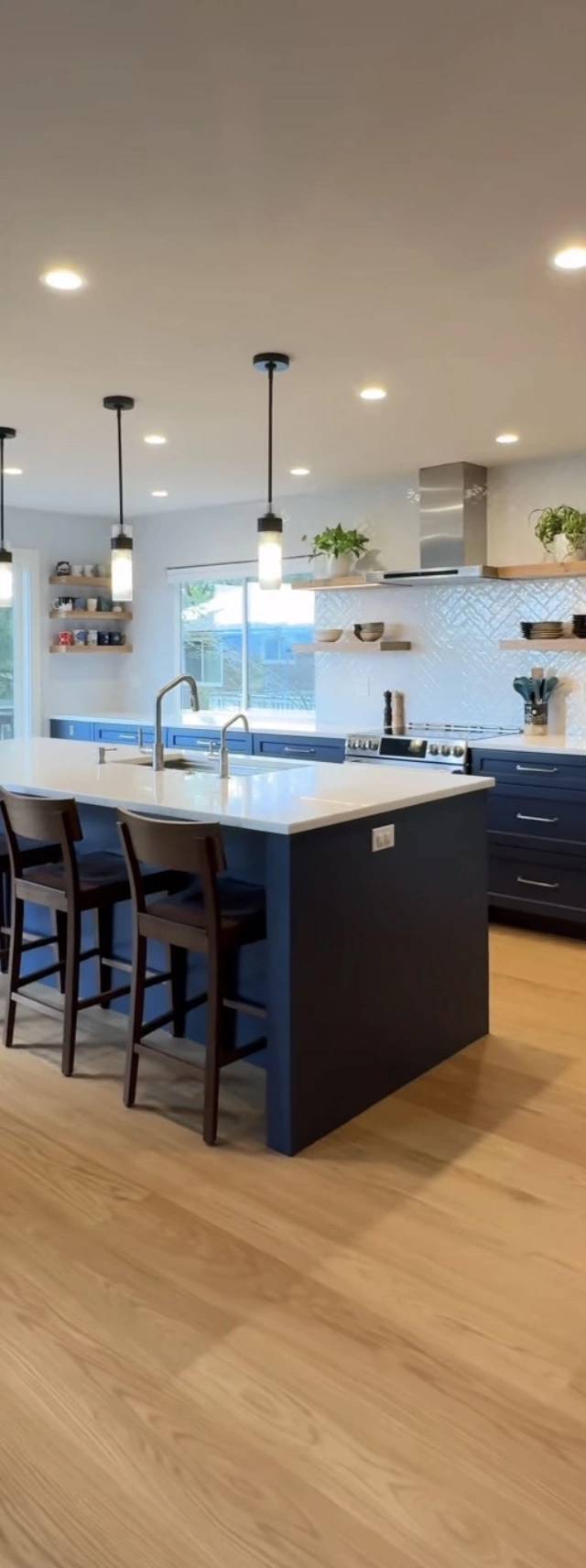 Contemporary kitchen finishes in Midwest City by MASB Construction